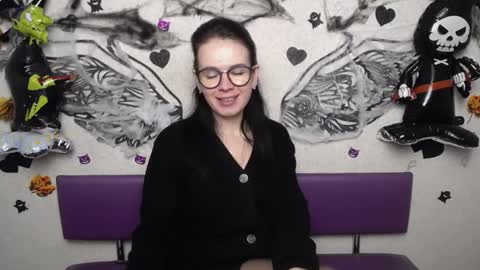 JasmineKouch online show from 18, 10, 2025