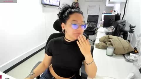 Snapshot of jenn_cg chatting on 1, 11, 2025 jenn online show from 1, 11, 2025