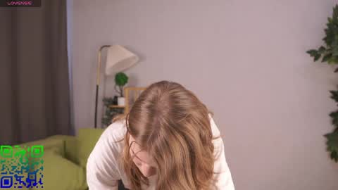 Snapshot of jenniferrakow chatting on 8, 4, 2026 Sofia online show from 8, 4, 2026