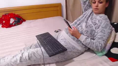 Snapshot of jessiestar3 chatting on 8, 10, 2025 jessiestar3 online show from 8, 10, 2025