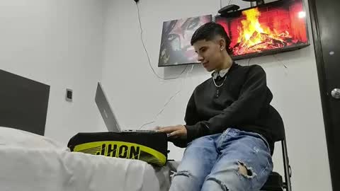 Snapshot of jhongrey2 chatting on 2, 2, 2025 jhon online show from 2, 2, 2025