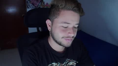 Snapshot of johanleonsweetboy chatting on 14, 11, 2025 JOHAN independient model online show from 14, 11, 2025