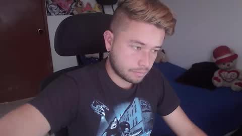 Snapshot of johanleonsweetboy chatting on 28, 11, 2025 JOHAN independient model online show from 28, 11, 2025