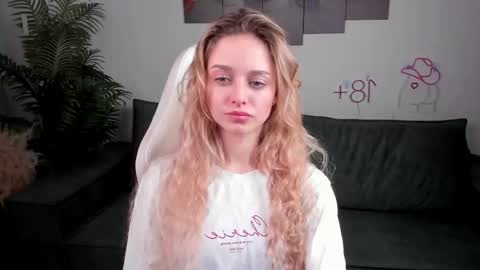 Snapshot of joyce_shinne chatting on 8, 10, 2025 Joyce online show from 8, 10, 2025