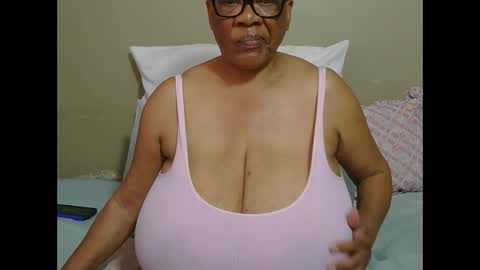 Snapshot of joycemando chatting on 15, 5, 2026 DairyQueen online show from 15, 5, 2026