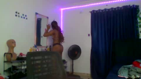 Snapshot of juicy_pussy1122 chatting on 4, 10, 2025 Emily online show from 4, 10, 2025