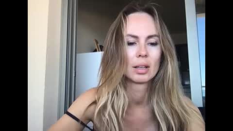 Snapshot of julialemilf chatting on 20, 5, 2026 julialemilf online show from 20, 5, 2026