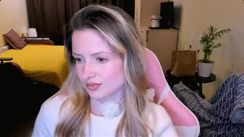 Snapshot of julie_flores chatting on 18, 4, 2026 Julie online show from 18, 4, 2026
