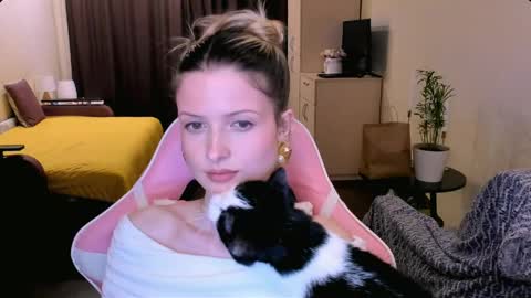 Snapshot of julie_flores chatting on 19, 4, 2026 Julie online show from 19, 4, 2026
