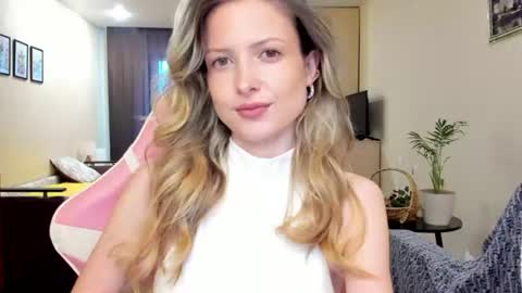 Snapshot of julie_flores chatting on 23, 6, 2026 Julie online show from 23, 6, 2026