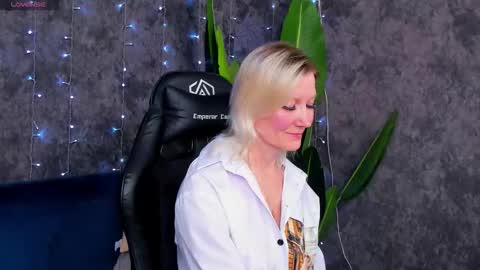 Julie Lucasss online show from 5, 2, 2026