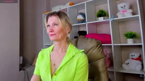 Julie Lucasss online show from 5, 3, 2026