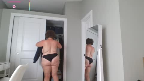 Snapshot of julimonroe chatting on 1, 5, 2026 Juli Monroe online show from 1, 5, 2026