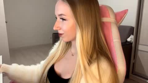 Snapshot of julissariecke chatting on 9, 11, 2025 Sofie online show from 9, 11, 2025