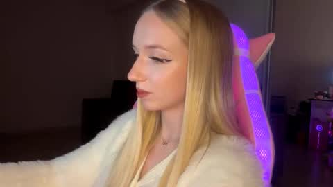 Snapshot of julissariecke chatting on 10, 11, 2025 Sofie online show from 10, 11, 2025