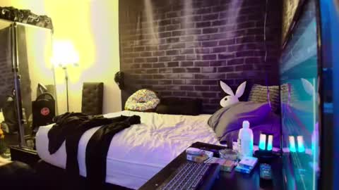 Eetantungfuk Mias online show from 12, 12, 2024