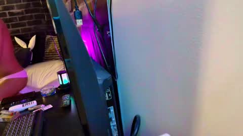 Eetantungfuk Mias online show from 12, 12, 2024