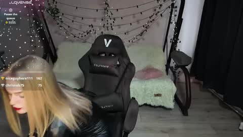 Snapshot of karolinahayes chatting on 1, 6, 2026 KarolinaHayes online show from 1, 6, 2026
