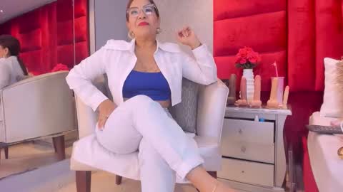 Kasandra Hall online show from 8, 10, 2025