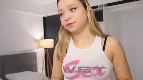 Snapshot of katiemeriside chatting on 10, 6, 2026 Sofia online show from 10, 6, 2026
