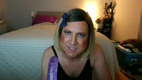 Snapshot of katieutopia chatting on 8, 11, 2025 katieutopia online show from 8, 11, 2025