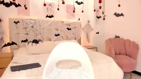 Amy Azaela  online show from 16, 10, 2025