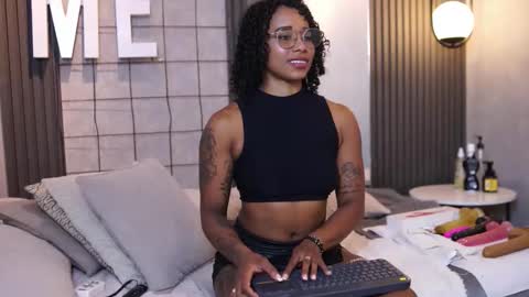 kelly__thomson online show from 1, 4, 2026