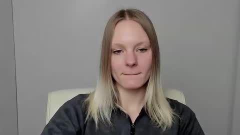 Snapshot of kelly_lly chatting on 8, 10, 2025 Kelly online show from 8, 10, 2025