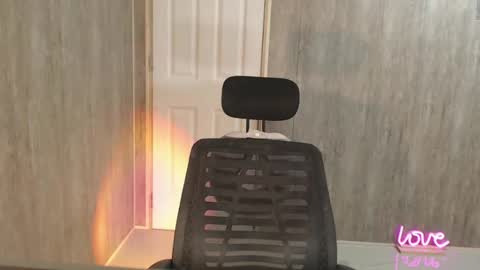 KELLY MCDOLEN online show from 29, 1, 2025