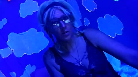 kikilovespartylights online show from 2, 8, 2026