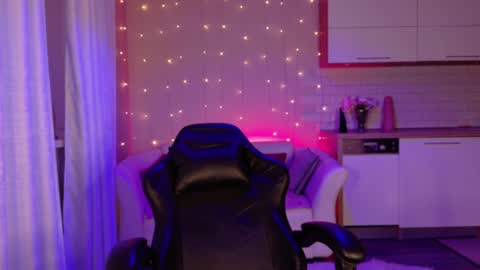 Snapshot of kinky_courtney chatting on 4, 2, 2025 Courtney online show from 4, 2, 2025
