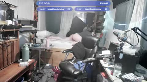 Snapshot of kinkybiguy14 chatting on 26, 10, 2025 Kinky Cassie online show from 26, 10, 2025