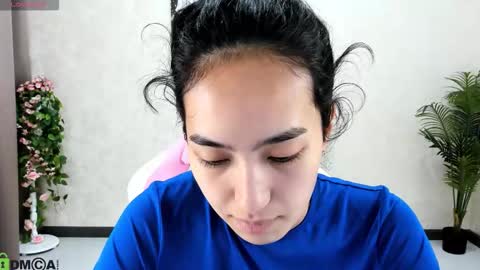 Snapshot of kira_lilian chatting on 12, 10, 2025 Aura online show from 12, 10, 2025