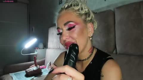 Snapshot of kiramagnolia chatting on 5, 7, 2026 Kira online show from 5, 7, 2026