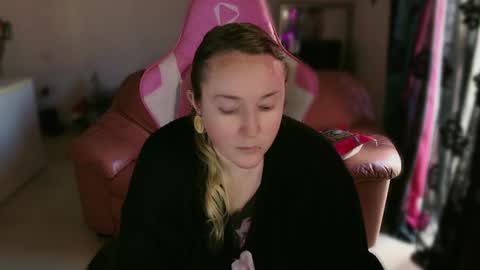 kissica online show from 5, 3, 2025