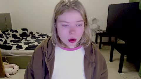Snapshot of kitten_jenny01 chatting on 18, 12, 2024 Jennyblonde and Emmabrunette online show from 18, 12, 2024