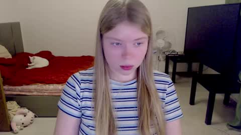 Snapshot of kitten_jenny01 chatting on 8, 2, 2025 Jennyblonde and Emmabrunette online show from 8, 2, 2025
