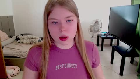 Snapshot of kitten_jenny01 chatting on 28, 9, 2025 Jennyblonde and Emmabrunette online show from 28, 9, 2025