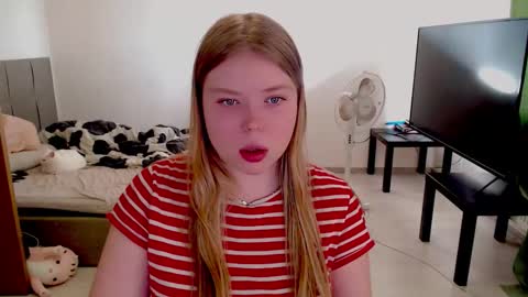 Snapshot of kitten_jenny01 chatting on 2, 10, 2025 Jennyblonde and Emmabrunette online show from 2, 10, 2025