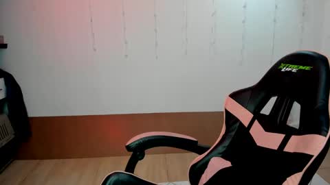 Snapshot of kitty_violet_ chatting on 5, 1, 2025 violet online show from 5, 1, 2025