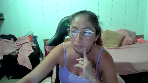 Snapshot of kitty_violet_ chatting on 28, 1, 2025 violet online show from 28, 1, 2025