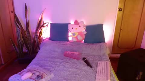 LAURA  help me reach 100likes online show from 13, 9, 2025