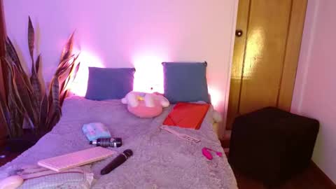 LAURA  help me reach 100likes online show from 23, 9, 2025