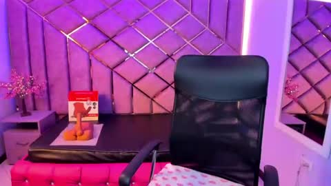 Snapshot of kittypinky01 chatting on 30, 6, 2026 Sarah online show from 30, 6, 2026