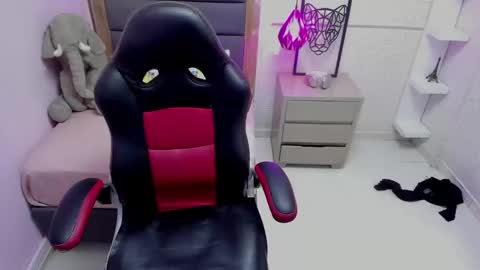 K I T T  Y  online show from 8, 1, 2025