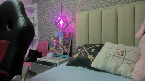  K I T T  Y  online show from 13, 2, 2025