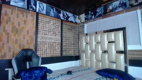 kriss_sweetboobs online show from 4, 2, 2026