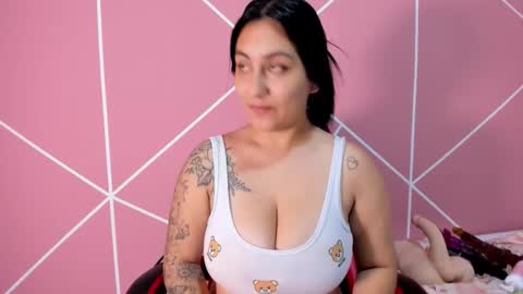 Snapshot of krissttal__ chatting on 4, 10, 2025 kristal online show from 4, 10, 2025