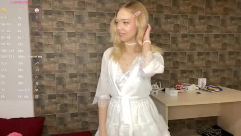 Snapshot of kristiancommes chatting on 24, 5, 2026 Alisa online show from 24, 5, 2026