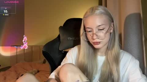 Bella and Alexandra online show from 4, 6, 2026